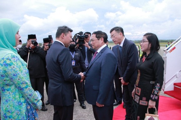 2 Thai Tu Brunei Don Thu Tuong Pham Minh Chinh Va Phu Nhan Tai San Bay