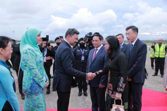 3 Thai Tu Brunei Don Thu Tuong Pham Minh Chinh Va Phu Nhan Tai San Bay