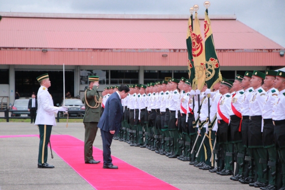 5 Thai Tu Brunei Don Thu Tuong Pham Minh Chinh Va Phu Nhan Tai San Bay