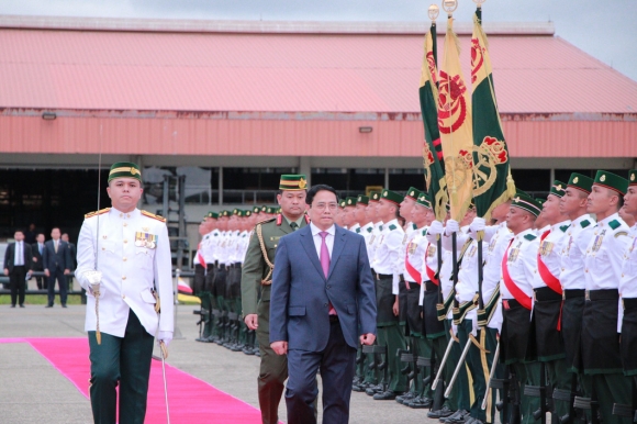 6 Thai Tu Brunei Don Thu Tuong Pham Minh Chinh Va Phu Nhan Tai San Bay