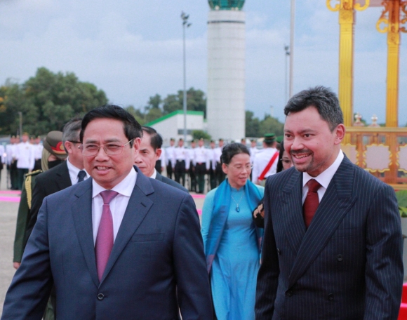 8 Thai Tu Brunei Don Thu Tuong Pham Minh Chinh Va Phu Nhan Tai San Bay