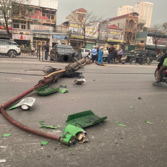 1 O To Tong Do Cot Den Tren Pho Ha Noi