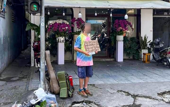 1 Thanh Nien Nga Cam Bien Xin Tien Di Du Lich Tren Duong Pho Da Nang