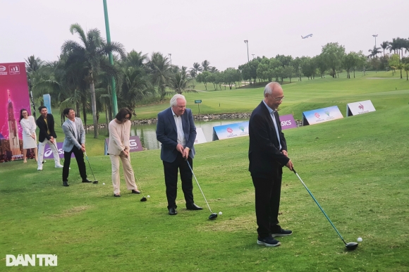 3 Nhieu Huong Dan Vien Du Lich Bat Luc Khi Phuc Vu Golfer