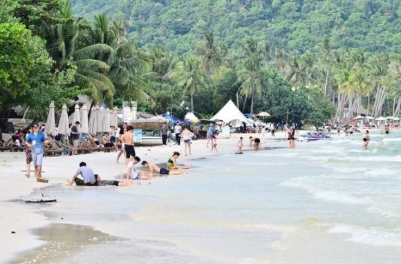 1 Soc Gia Ve May Bay Du Khach Den Phu Quoc Giam Manh