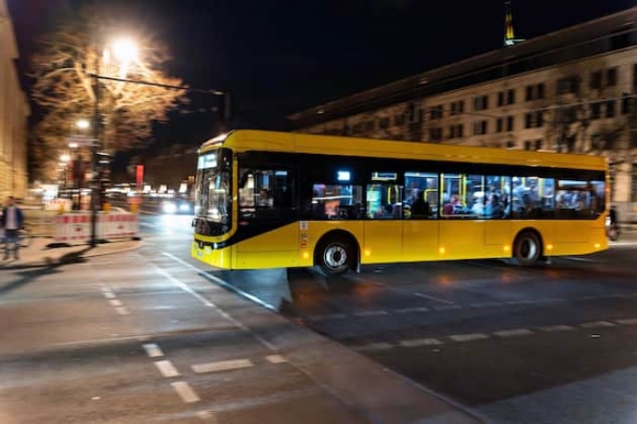 1 Nong Hung Thu Tan Cong Phu Nu Trong Xe Bus O Berlin