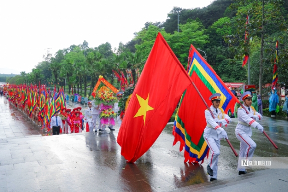 2 Chu Tich Nuoc Vo Van Thuong Dang Huong Tuong Nho Cac Vua Hung