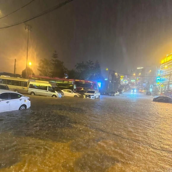 1 Mua Lon 20 Phut Nhieu Tuyen Duong O Sa Pa Chim Trong Bien Nuoc