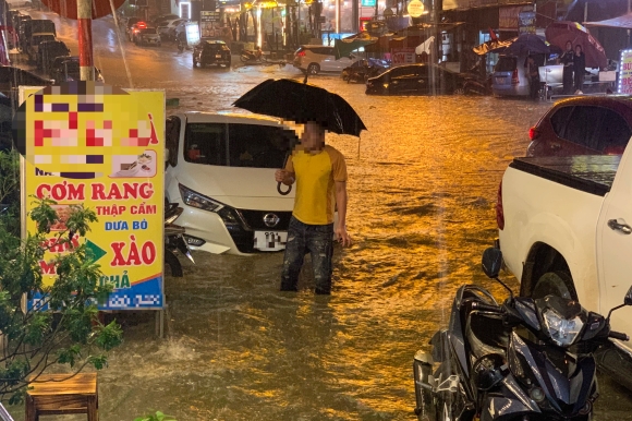 3 Mua Lon 20 Phut Nhieu Tuyen Duong O Sa Pa Chim Trong Bien Nuoc