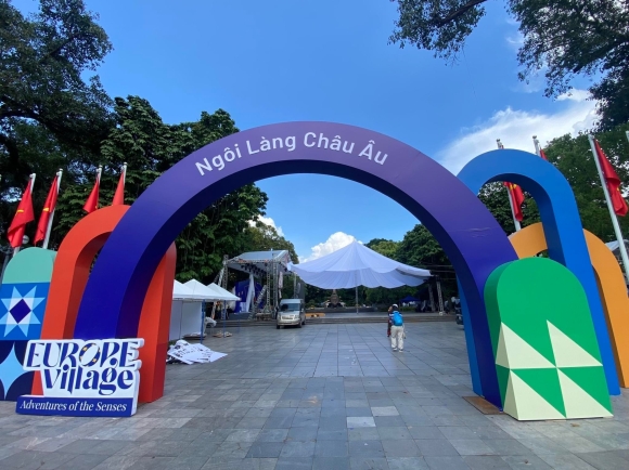 2 Khai Mac Ngoi Lang Chau Au Giua Long Ha Noi