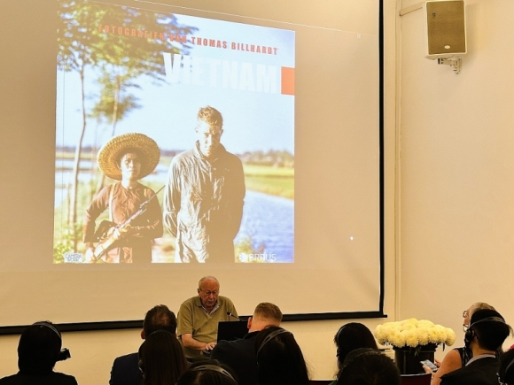 13 Nhiep Anh Gia Noi Tieng Nguoi Duc Voi Tinh Yeu Ha Noi