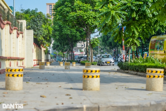 1 Ha Noi Lap Hang Loat Tru Da Tren Via He De Ngan Chan O To Dung Do