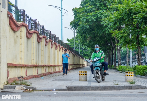 4 Ha Noi Lap Hang Loat Tru Da Tren Via He De Ngan Chan O To Dung Do