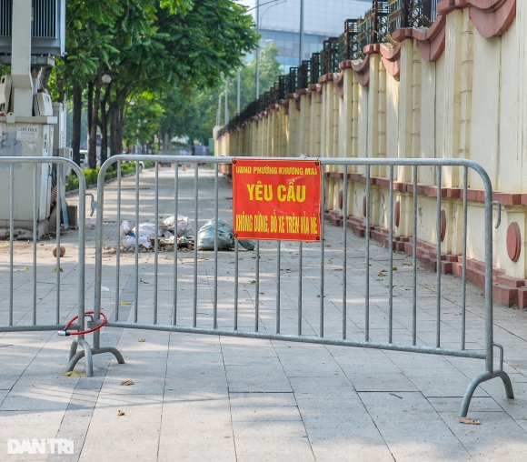 9 Ha Noi Lap Hang Loat Tru Da Tren Via He De Ngan Chan O To Dung Do