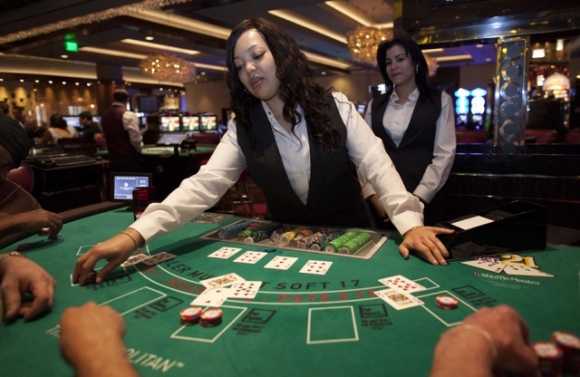 1 Nguoi Viet Lam Nghe Chia Bai O Casino Duoc Tip Nhieu Hon Lam Nail