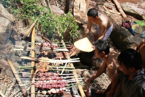 8 Nguoi Dan Bo Nha Un Un Len Rung Xuong Bien Tron Nang Nong