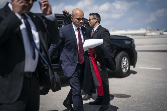 1 Tro Ly Rieng Cua Ong Trump Bi Truy To Vu Tai Lieu Mat La Ai
