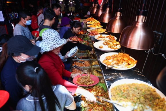 1 Nha Hang Mo Buffet 1000 Dong Cho Lao Dong Ngheo