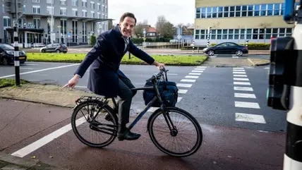 2 Mark Rutte Vi Thu Tuong Xe Dap Ha Lan Xin Tu Chuc