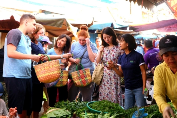 3 Khach Nuoc Nao Chi Tieu Bao Tay Nhat Khi Du Lich Viet Nam Nhieu Bat Ngo