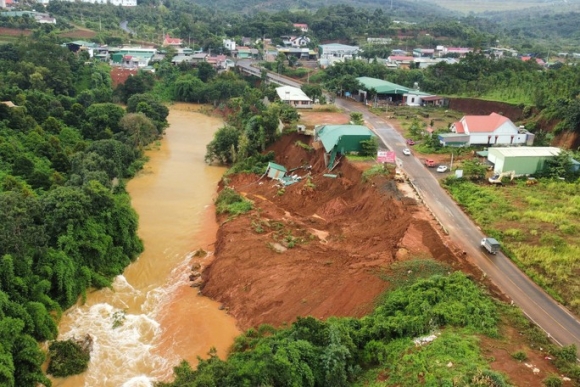 1 Ca Trieu Met Khoi Dat Nguy Co Do Sap De Doa Vo Dap Thuy Loi O Dak Nong