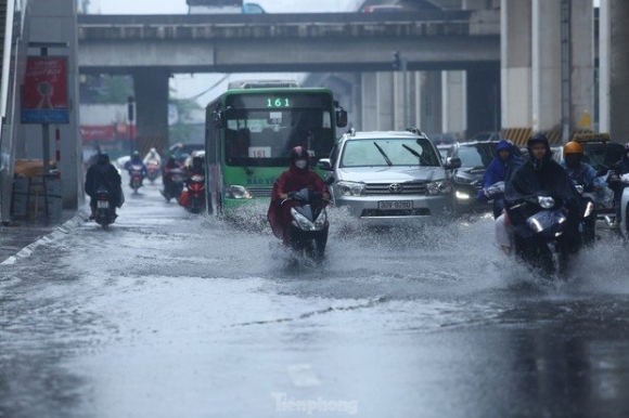 13 Mua Trang Troi Nhieu Tuyen Pho Ha Noi Ngap Sau Nua Met