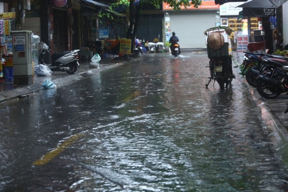 14 Mua Trang Troi Nhieu Tuyen Pho Ha Noi Ngap Sau Nua Met