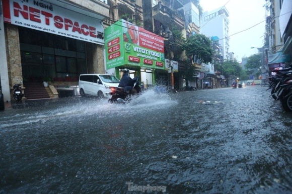 1 Mua Trang Troi Nhieu Tuyen Pho Ha Noi Ngap Sau Nua Met