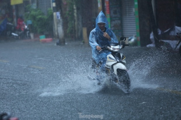 2 Mua Trang Troi Nhieu Tuyen Pho Ha Noi Ngap Sau Nua Met