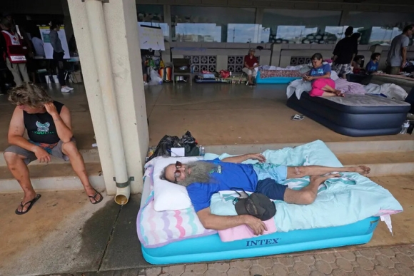 8 Hang Ngan Du Khach Va Vat O San Bay Mong Thoat Chay Rung Hawaii
