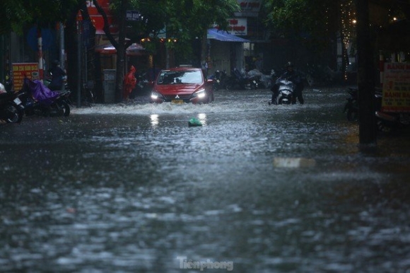 8 Mua Trang Troi Nhieu Tuyen Pho Ha Noi Ngap Sau Nua Met