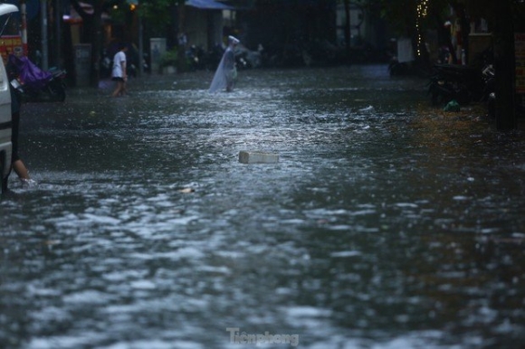 9 Mua Trang Troi Nhieu Tuyen Pho Ha Noi Ngap Sau Nua Met