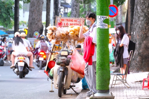 2 Cot Dien Da Quan Co Quang Cao Rao Vat Van Khong Tha