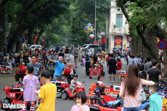 1 Ho Hoan Kiem Luc Nao Cung Nhu Dai Cong Truong Hiem Ngay Duoc Yen Tinh