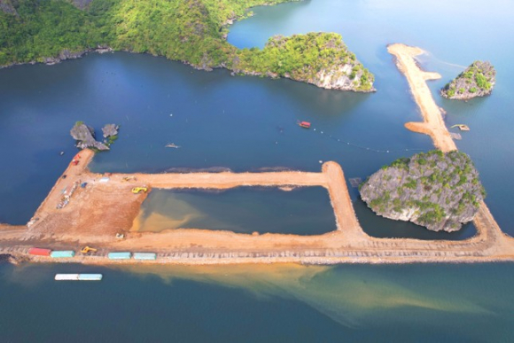 1 Chu Dau Tu Quay Nui Da Vinh Ha Long Lam Hon Non Bo La Ai