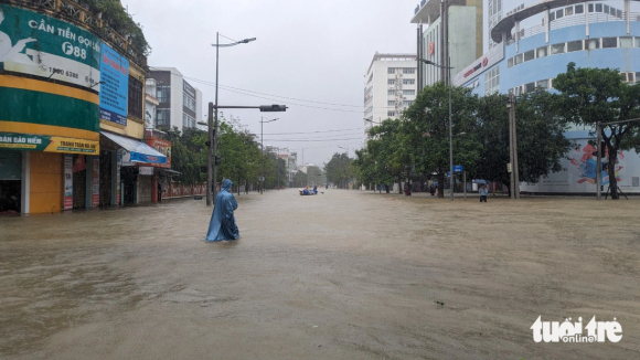 2 Hue Ngap Lut Lon Duong Thanh Song Dung Ghe Dua Nguoi Di Lai