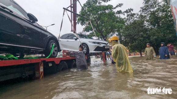 3 Hue Ngap Lut Lon Duong Thanh Song Dung Ghe Dua Nguoi Di Lai