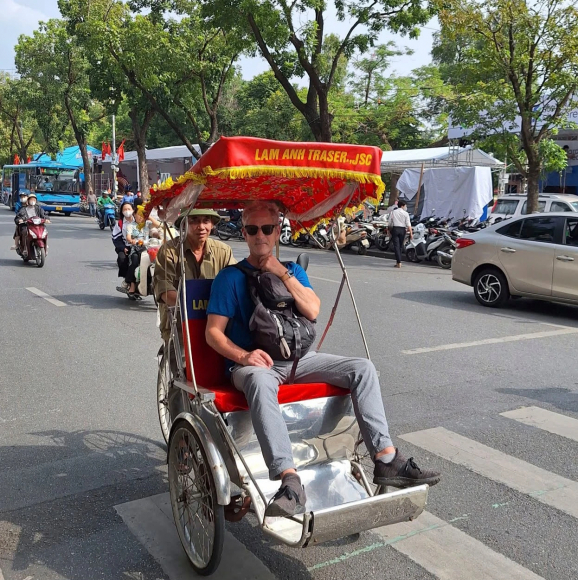 3 Khach Tay Vi Ha Noi Nhu Ngoi Lang Rong Cuoc Song Dien Ra O Via He