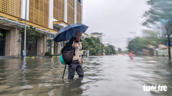 4 Hue Ngap Lut Lon Duong Thanh Song Dung Ghe Dua Nguoi Di Lai