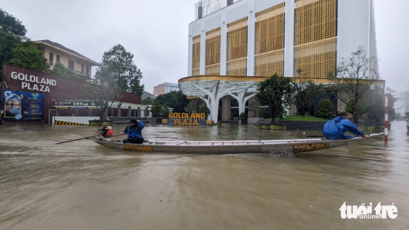 6 Hue Ngap Lut Lon Duong Thanh Song Dung Ghe Dua Nguoi Di Lai