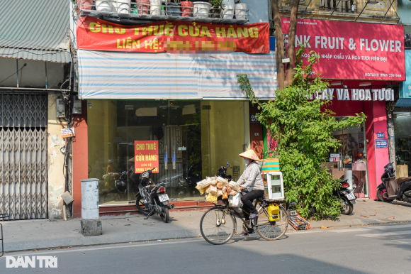 1 Hang Loat Cua Hang O Vi Tri Vang Cua Ha Noi Treo Bien Cho Thue Van E Am