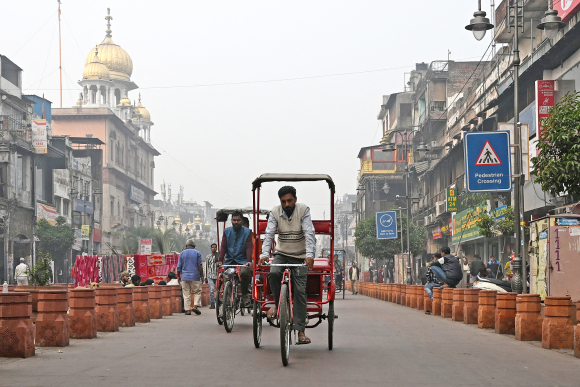 1 Hai The Gioi Giau   Ngheo Giua Khoi Mu Delhi