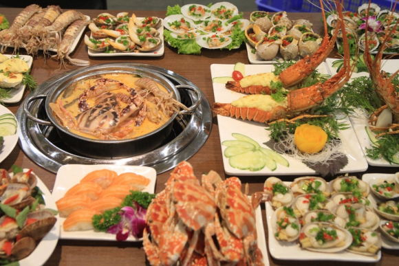 2 Nha Hang Buffet Ha Noi Buc Xuc Vi Khach Len Cho 4kg Hai San Vao Tui Mang Ve