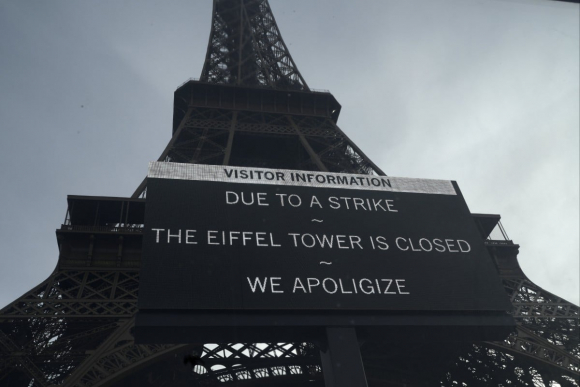 1 Thap Eiffel O Phap Tam Dong Cua