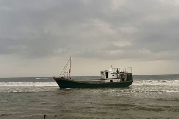 1 Ben Trong Chiec Tau Ma Xuat Hien O Bo Bien Quang Tri Luc Rang Sang