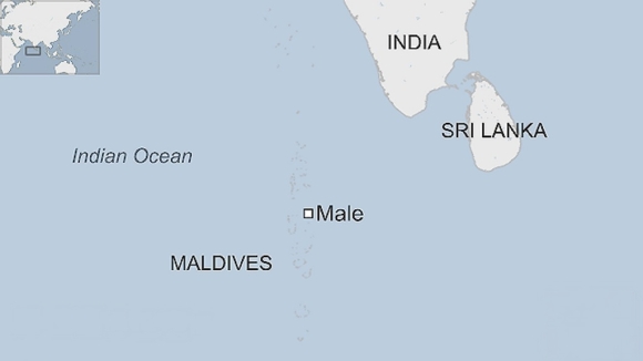 2 Maldives Ra Han Chot Cho An Do Rut Quan Khoi Lanh Tho