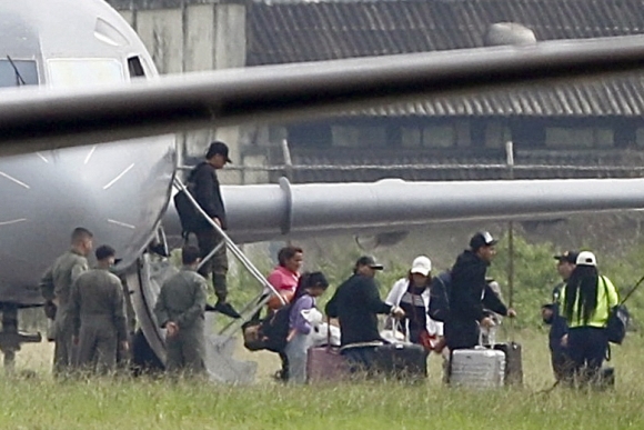 1 Argentina Truc Xuat Gia Dinh Trum Bang Dang Vuot Nguc Ecuador