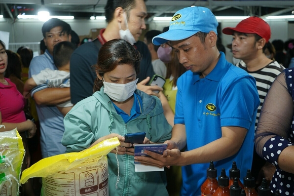 1 Tang Qua Tet Cho Cong Nhan Kem Dieu Kien Phai Mo The Tin Dung