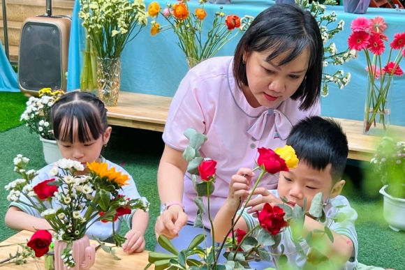 2 Thuong Tet Giao Vien Den Ca Tram Trieu Dong Hieu Truong Ngai Chia Se