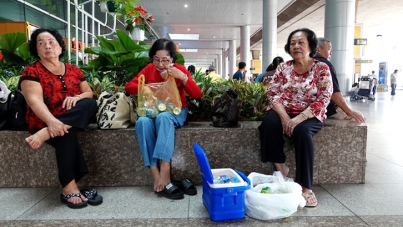 3 San Bay Tan Son Nhat Nhung Ngay Nay 1 Nguoi Ve 10 Nguoi Don Dong Duc Tu Sang Den Dem